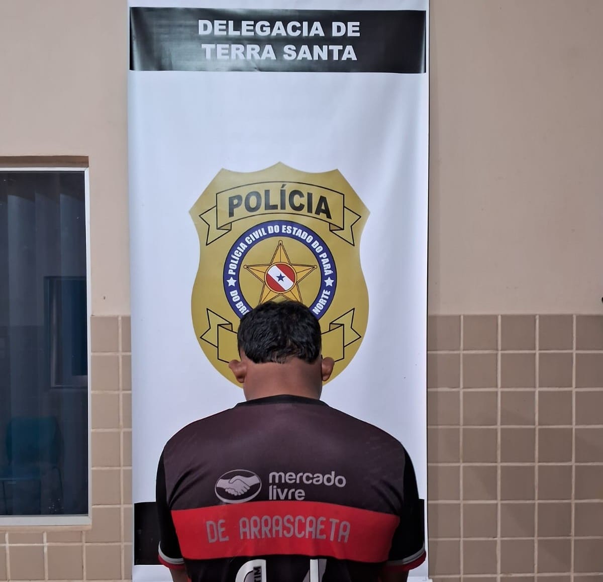 Mulher utiliza balde para se proteger de tentativa de beijo forçado em Terra Santa; suspeito é detido