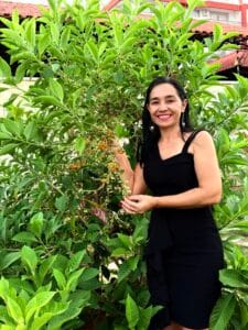 Transformação de Terreno Baldio em Jardim Atrai Beija-Flores em Ji-Paraná