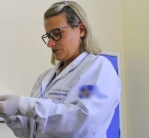 Dentista é processada por receber quase R$ 800 mil enquanto cursava medicina