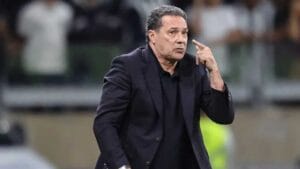 Vanderlei Luxemburgo apresenta evolução em saúde, mas continua na UTI
