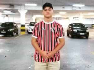 Motociclista em estado grave após colisão com carro estacionado