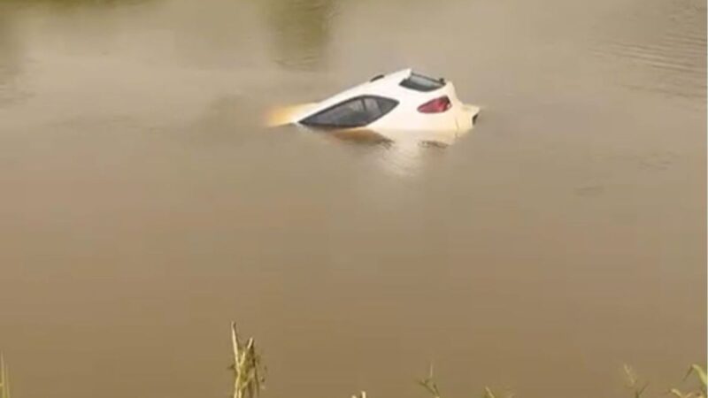 Acidente em Acrelândia: Carro Cai em Açude Após Motorista Perder Controle