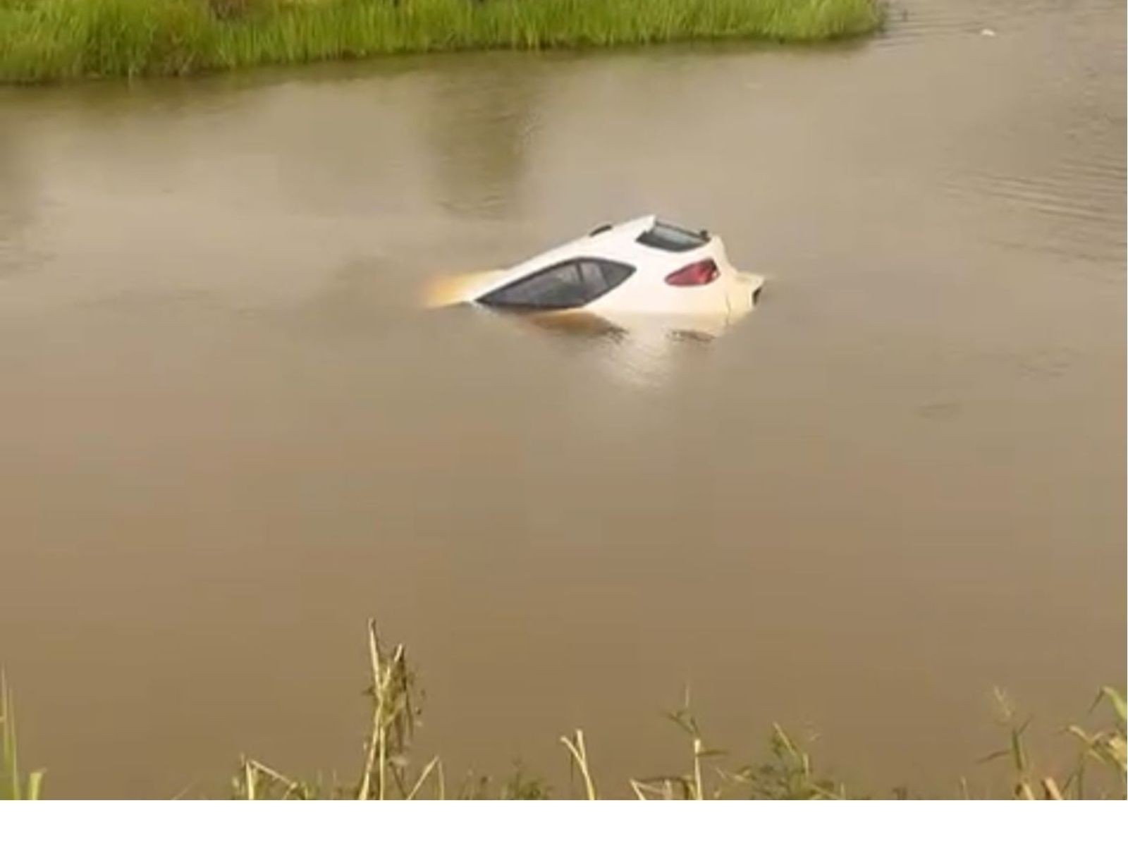 Acidente em Acrelândia: Carro Cai em Açude Após Motorista Perder Controle
