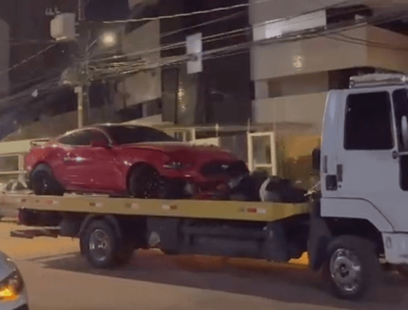 Acidente com Mustang em Belém: Carro de luxo colide com veículos estacionados