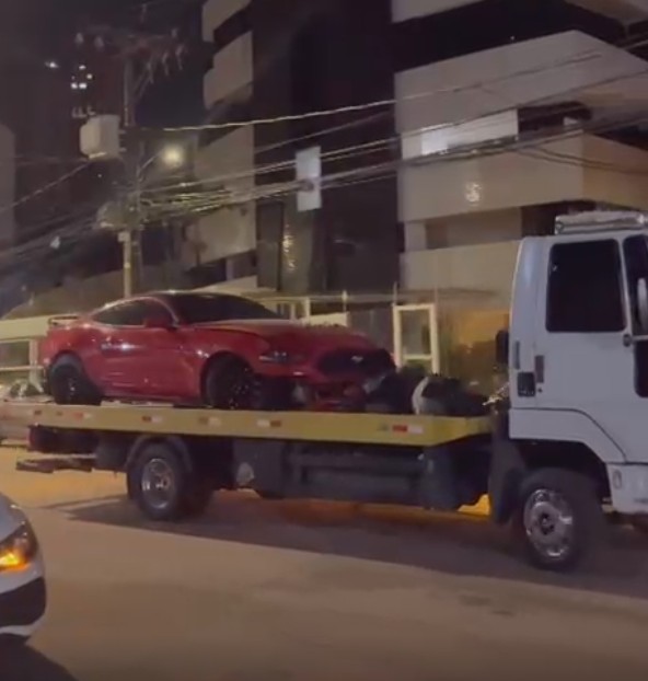 Acidente com Mustang em Belém: Carro de luxo colide com veículos estacionados