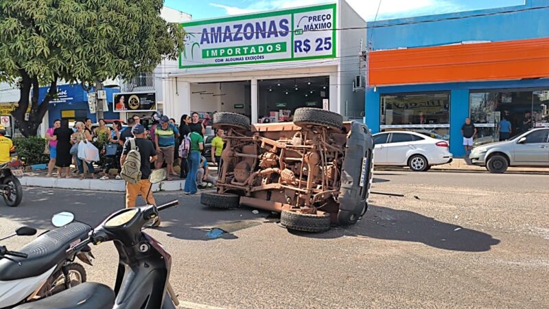 Acidente na Av. Rui Barbosa em Santarém: Carro Capota Após Colisão