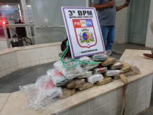 Jovem presa com drogas retoca a maquiagem na delegacia de Santarém