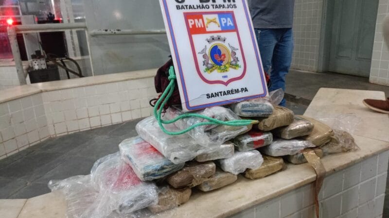 Jovem presa com drogas retoca a maquiagem na delegacia de Santarém