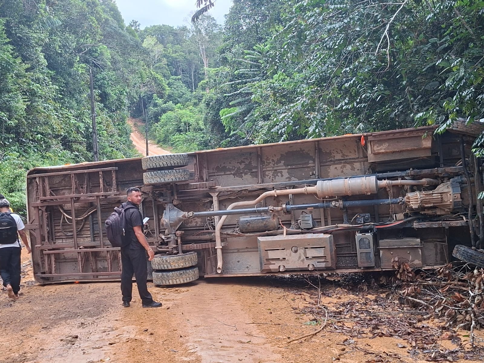 Acidente de Ônibus Escolar na Zona Rural de Manaus: Um Chamado por Melhorias na Infraestrutura