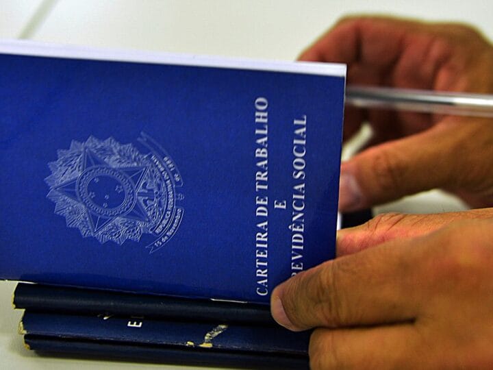 Emprego com Carteira Assinada Continua a Ser a Preferência dos Brasileiros, Revela Pesquisa
