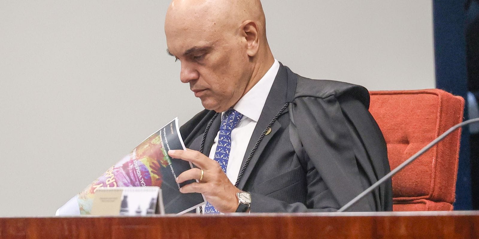 Ministro Moraes Inicia Investigação Contra Flávio Bolsonaro por Calúnia a Lula