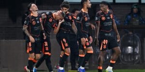 Corinthians conquista vitória na estreia de Diniz na Libertadores