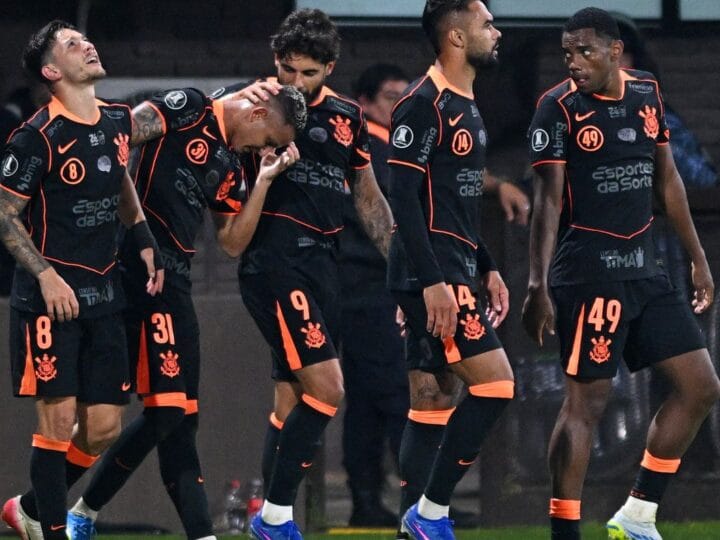 Corinthians conquista vitória na estreia de Diniz na Libertadores