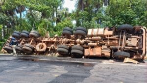 Caminhão Tomba em Calçoene e Deixa Duas Pessoas em Estado Grave
