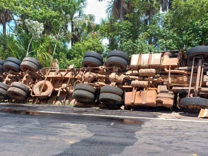 Caminhão Tomba em Calçoene e Deixa Duas Pessoas em Estado Grave