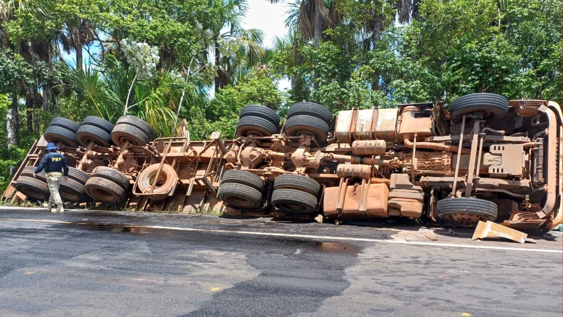 Caminhão Tomba em Calçoene e Deixa Duas Pessoas em Estado Grave