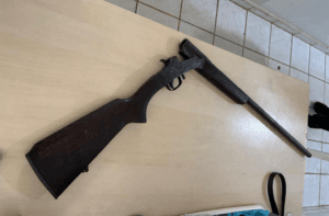 Prisão de Suspeito de Violência Doméstica em Mucajaí: Apreensão de Arma em Foco
