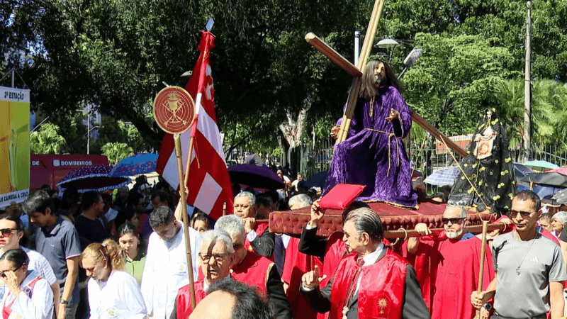 Fiéis Celebram a Paixão de Cristo em Encenações nas Ruas de Manaus
