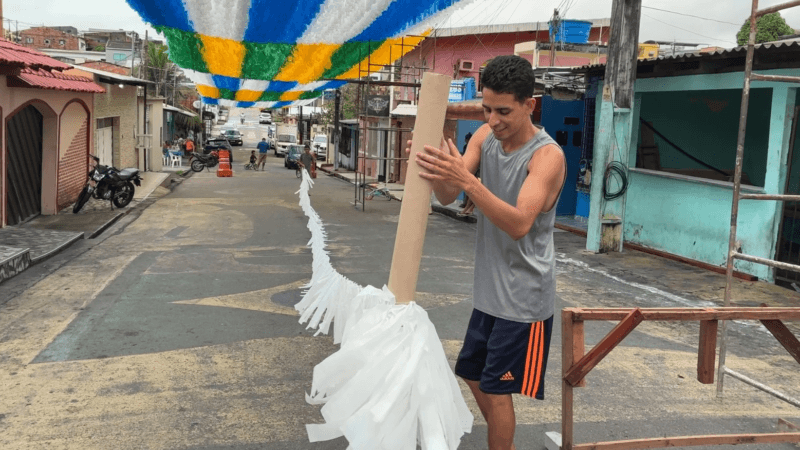 Moradores de Manaus Transformam Rua em Celebração da Copa do Mundo