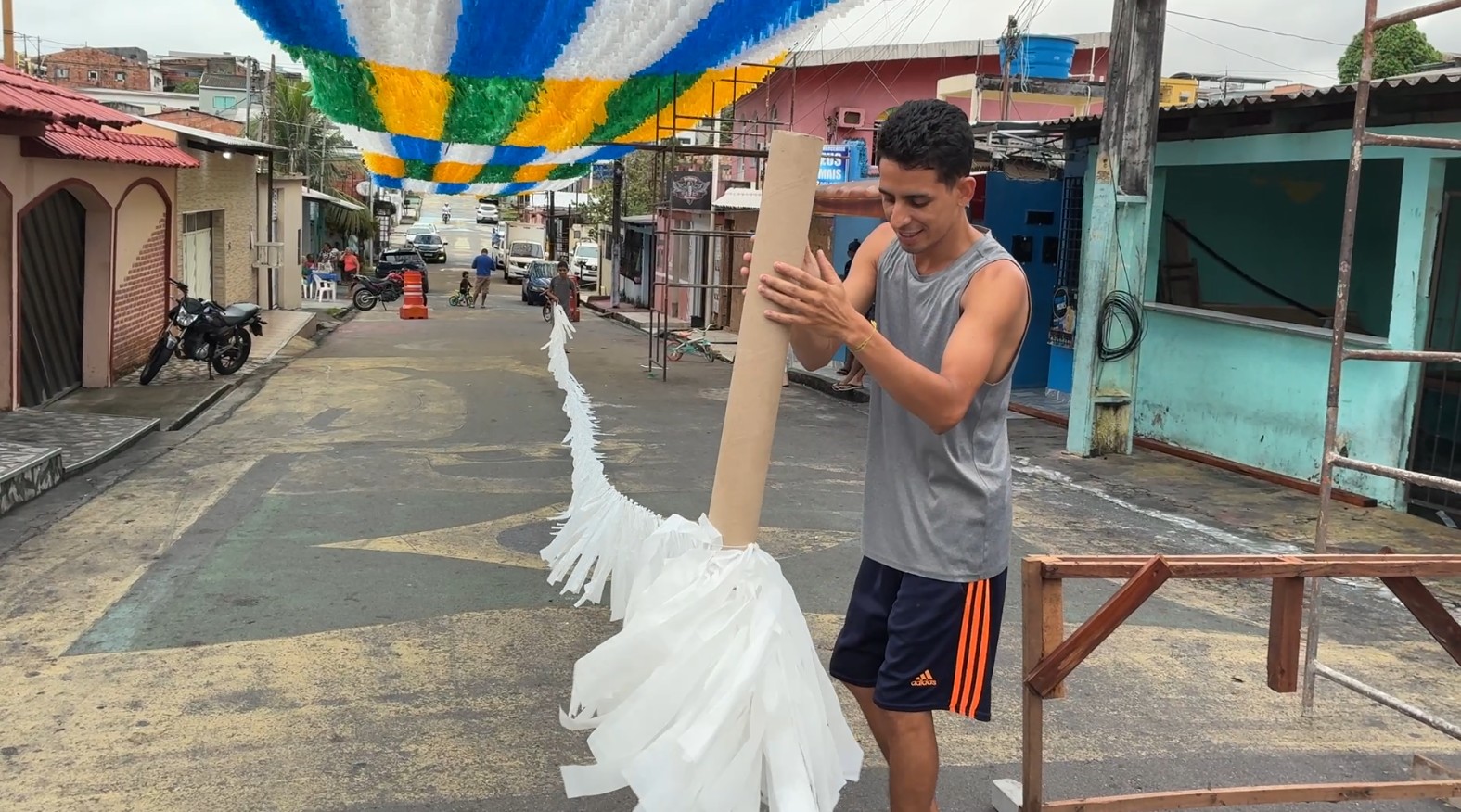 Moradores de Manaus Transformam Rua em Celebração da Copa do Mundo