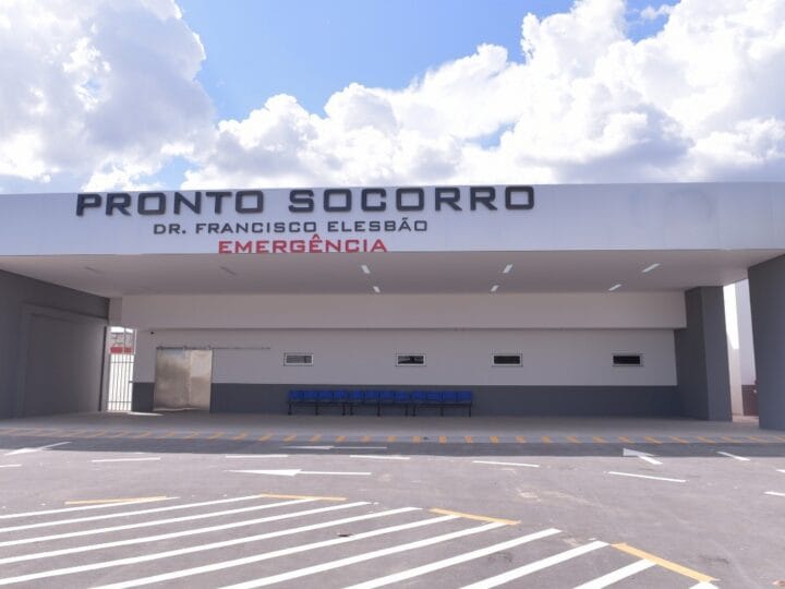 Mulher é Hospitalizada Após Acidente entre Carro e Moto em Boa Vista