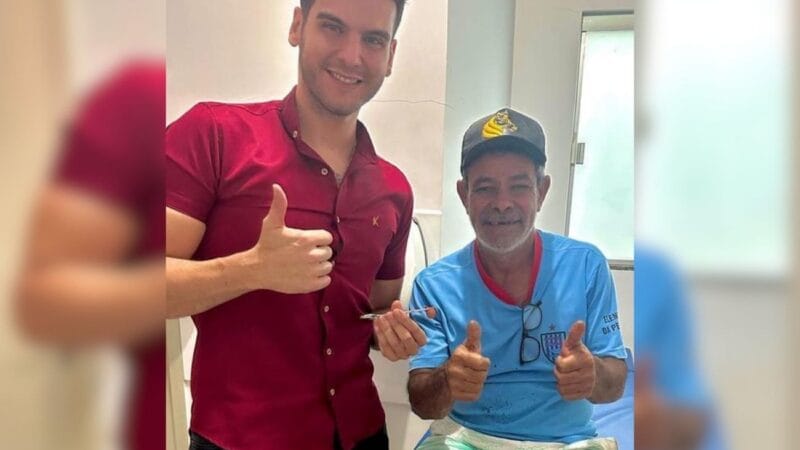 Médico recebe homenagem emocionante de pacientes após mudança de local de trabalho em Tocantins