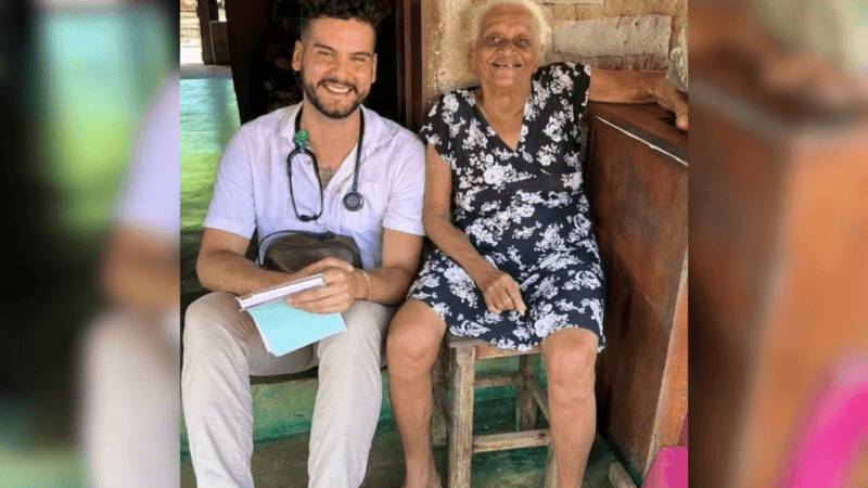 Médico é Homenageado por Crianças em Despedida com Música e Cartazes no Tocantins