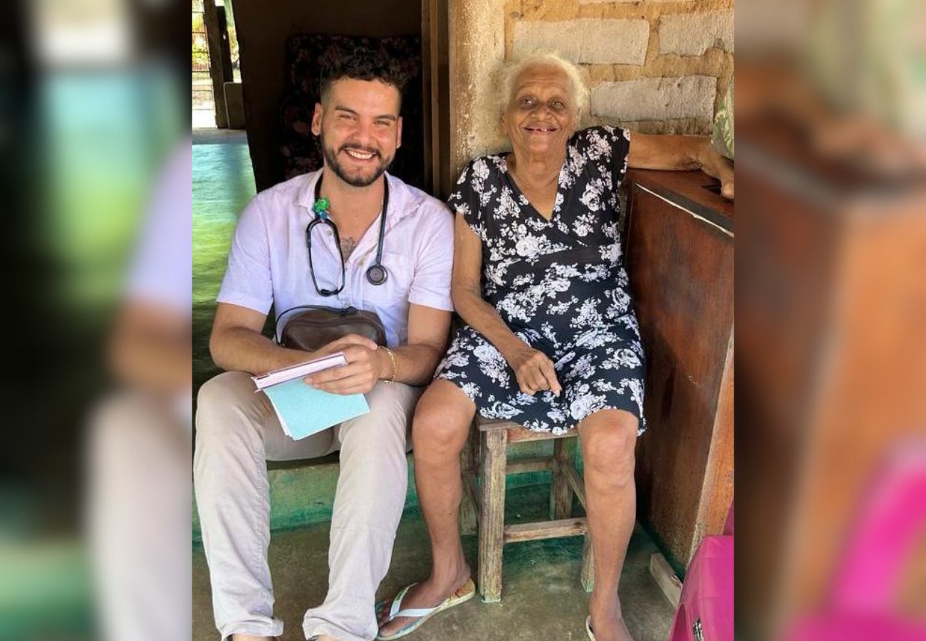 Médico é Homenageado por Crianças em Despedida com Música e Cartazes no Tocantins