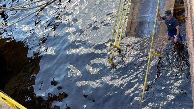 Incidente no Porto da Manaus Moderna: Passarela de Acesso à Balsa Cai no Rio Negro