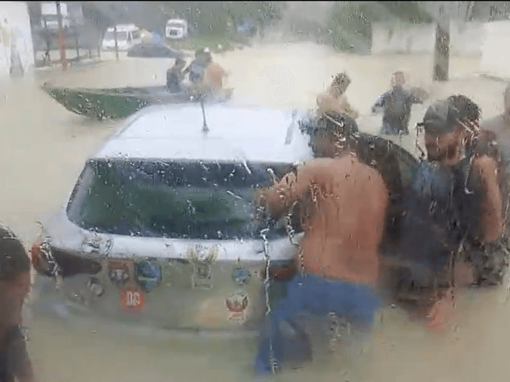 Alagamentos em Manaus: Vídeo Mostra Tentativa de Retirada de Veículo na Avenida Torquato Tapajós