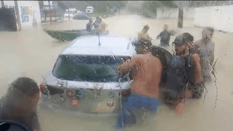 Alagamentos em Manaus: Vídeo Mostra Tentativa de Retirada de Veículo na Avenida Torquato Tapajós
