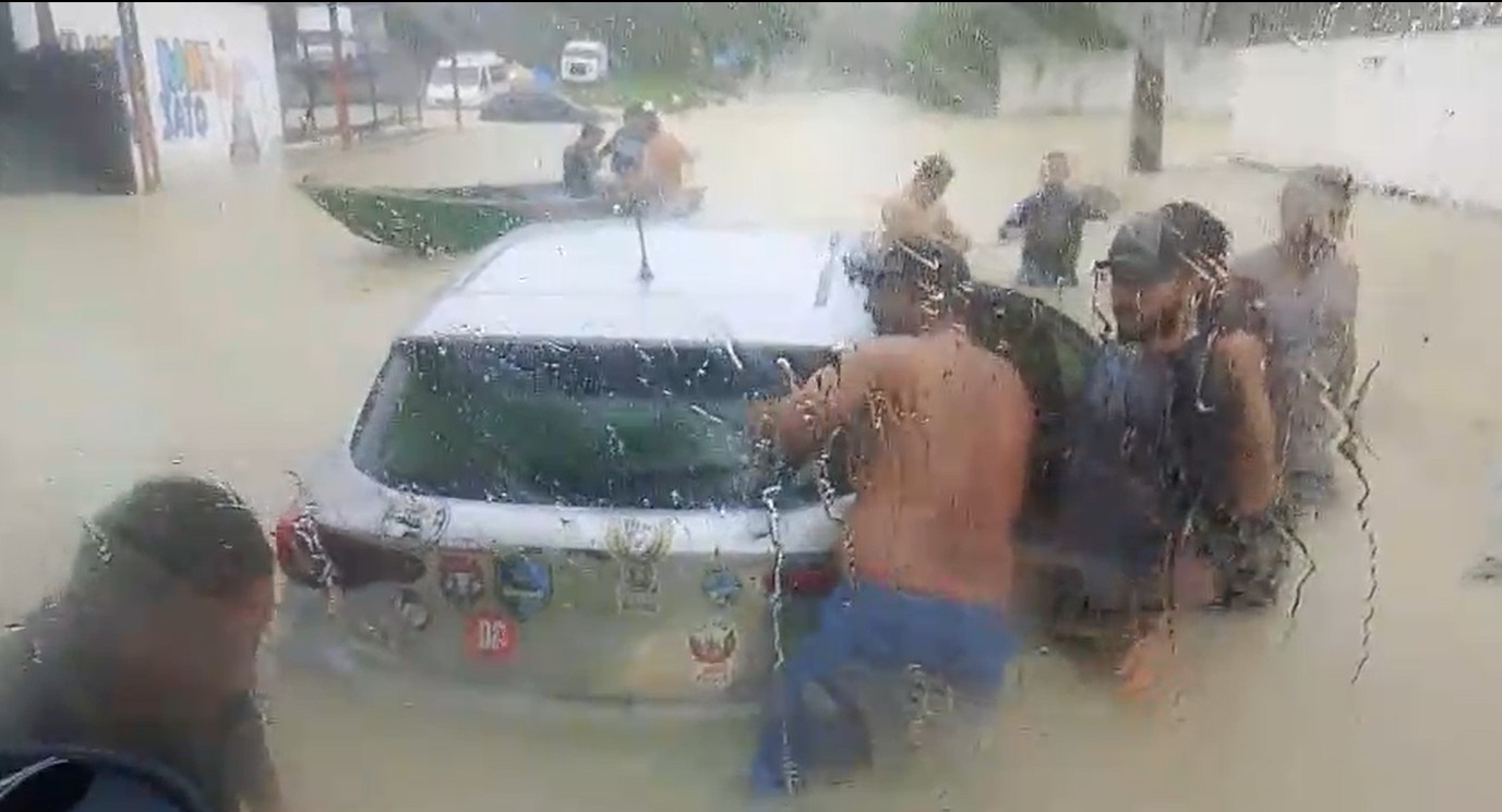 Alagamentos em Manaus: Vídeo Mostra Tentativa de Retirada de Veículo na Avenida Torquato Tapajós