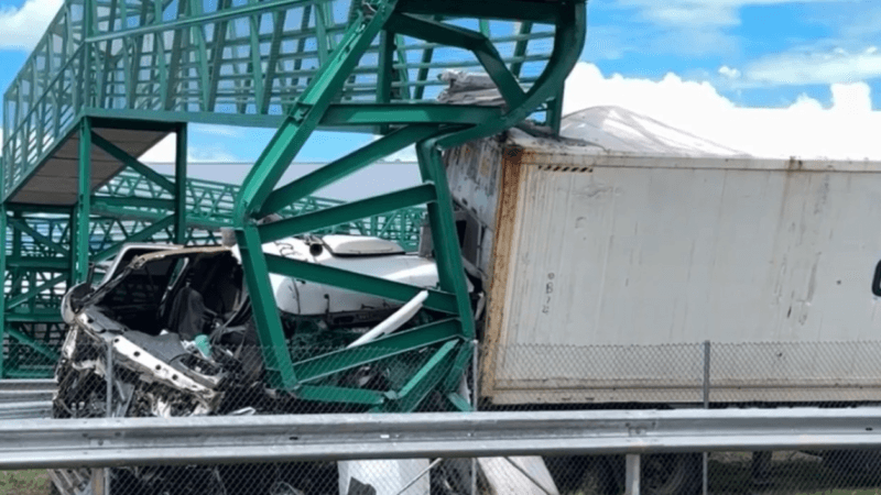 Interdição na BR-153 em Gurupi: Caminhão Colide com Passarela de Pedestres