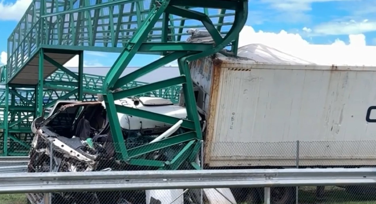 Interdição na BR-153 em Gurupi: Caminhão Colide com Passarela de Pedestres