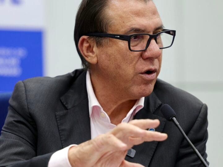 Ministro Luiz Marinho Defende Redução da Jornada de Trabalho e PECs Complementares