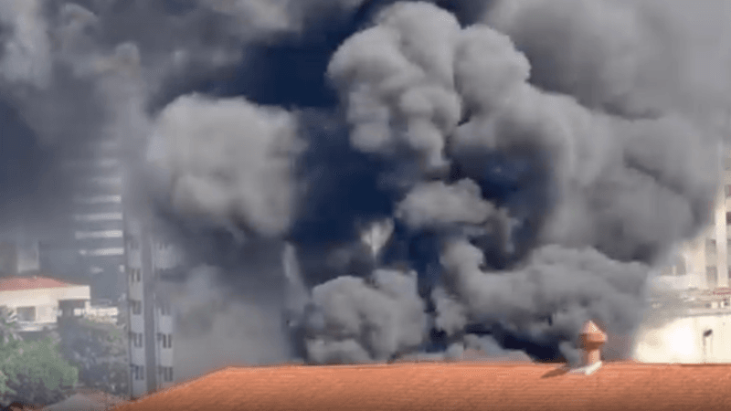 Incêndio em ônibus na Avenida Presidente Vargas em Belém