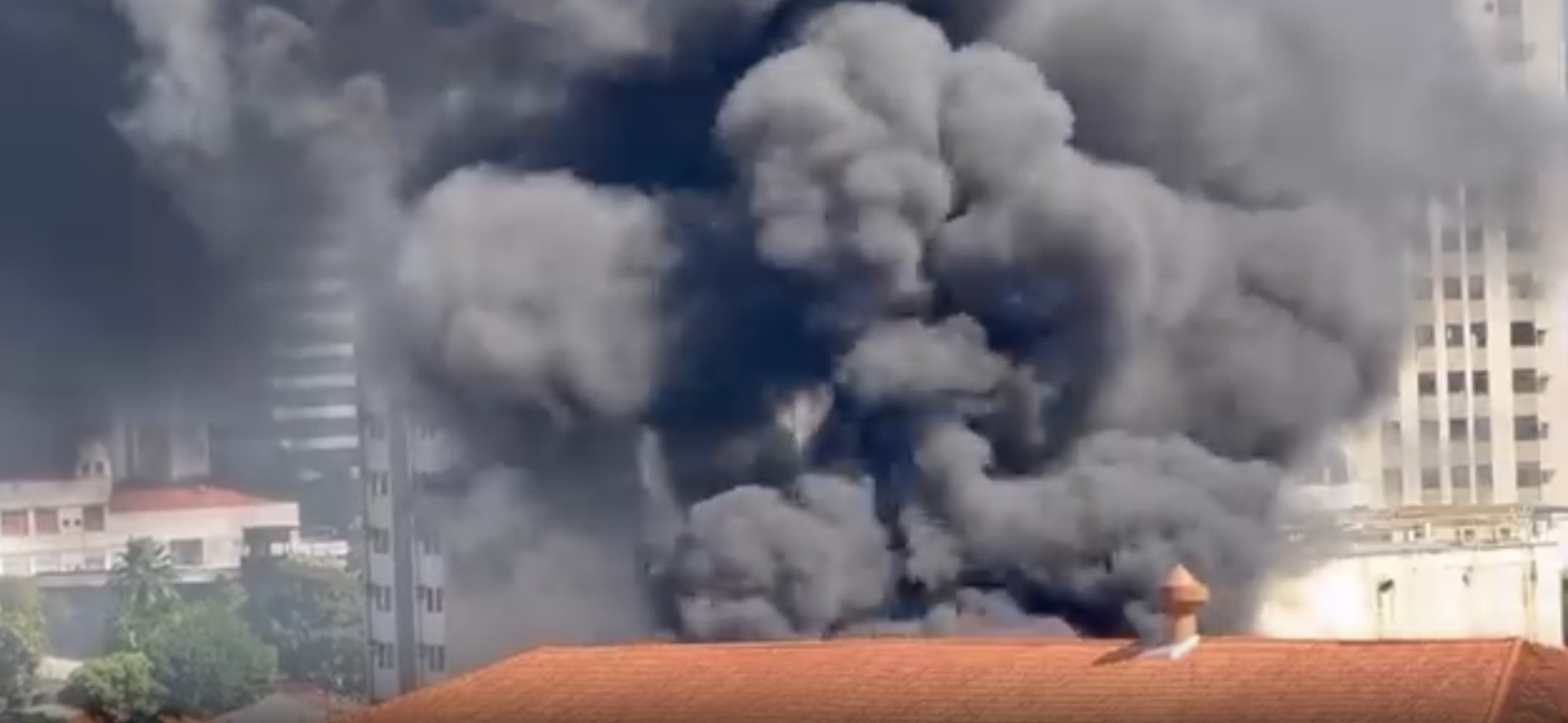 Incêndio em ônibus na Avenida Presidente Vargas em Belém