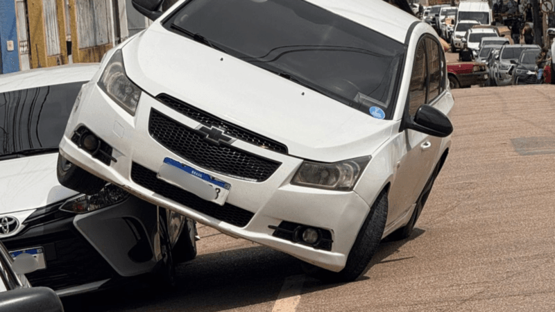 Colisão Inusitada em Rio Branco: Carro Termina em Cima de Outro Veículo