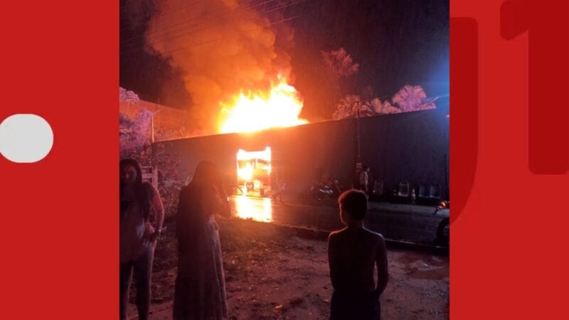 Incêndio Devastador em Cruzeiro do Sul: Casa de Madeira é Consumida pelas Chamas