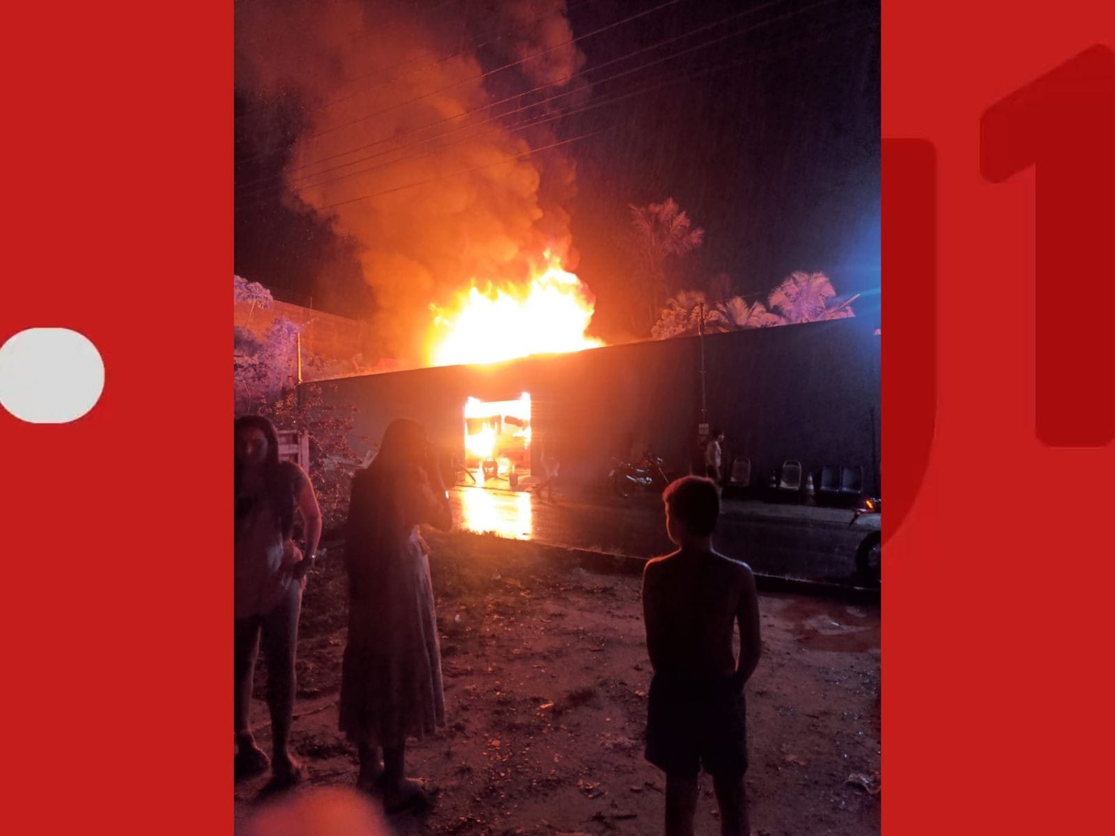 Incêndio Devastador em Cruzeiro do Sul: Casa de Madeira é Consumida pelas Chamas