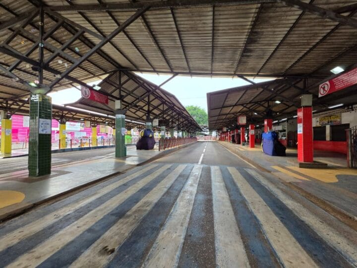 Frota de ônibus é paralisada em Rio Branco devido a salários atrasados