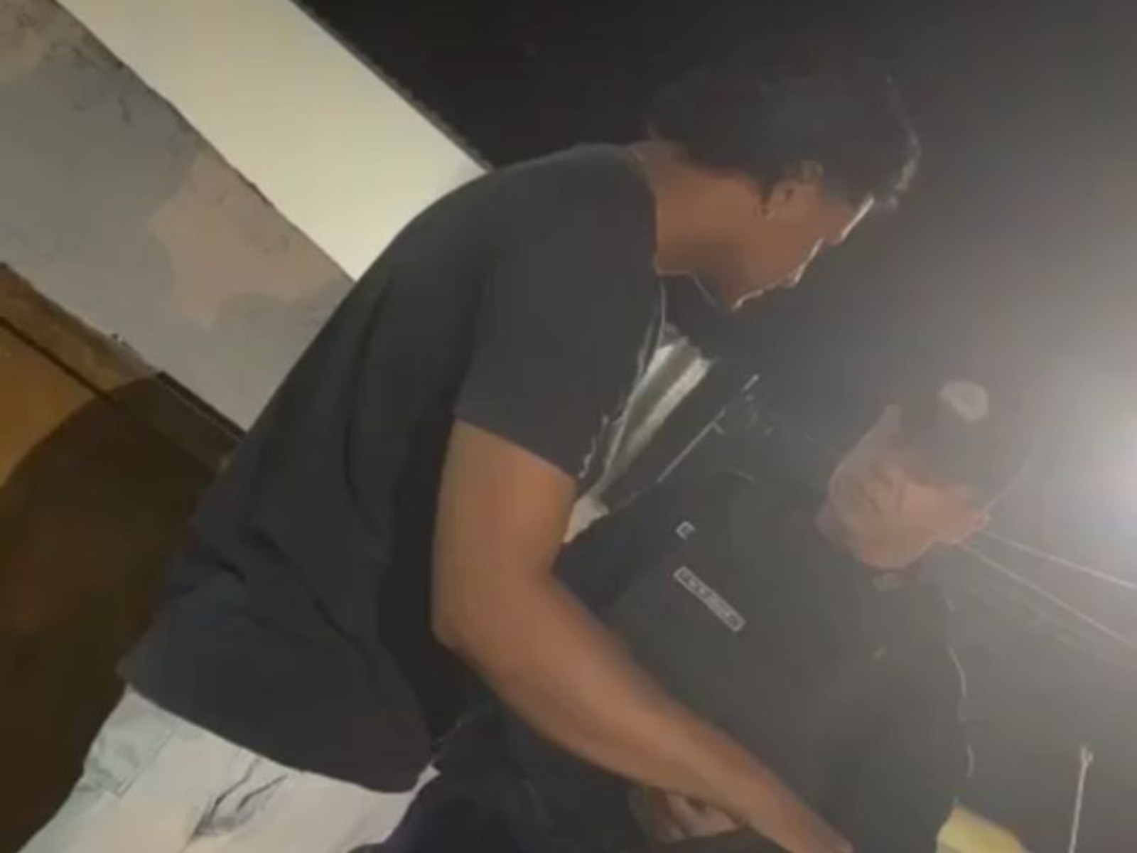 Abordagem Policial a Entregador em Blitz no Acre Choca a Comunidade