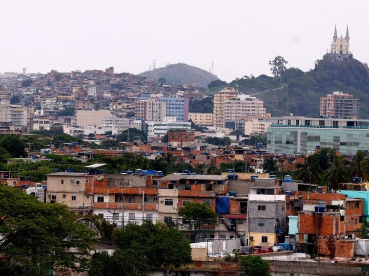 Justiça Determina Prisão Preventiva de Casal Acusado de Transportar Armas para o Comando Vermelho