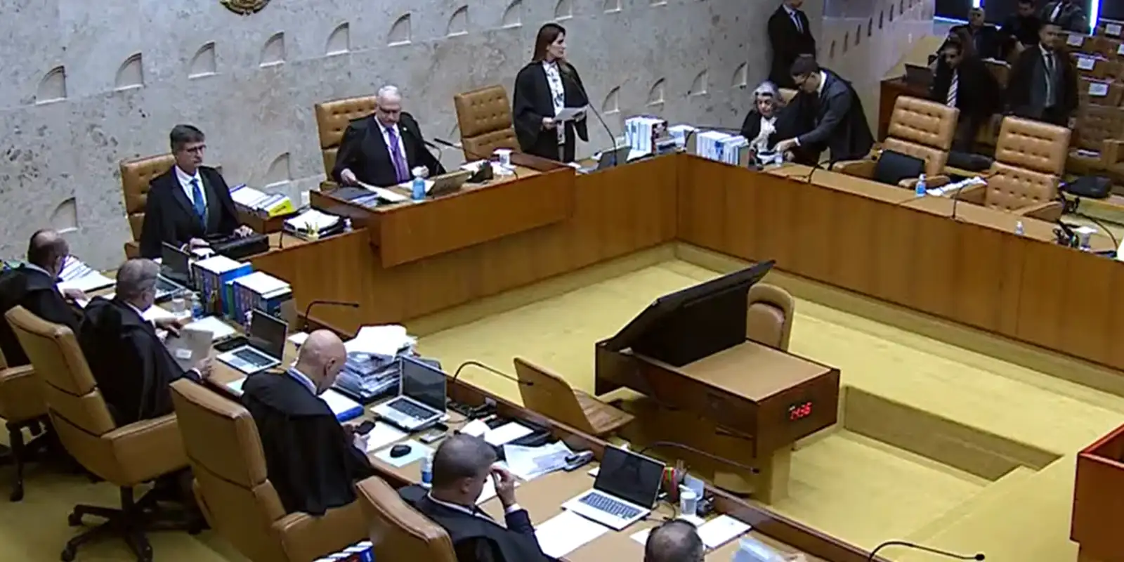 STF Adia Decisão sobre Mandato-Tampão no Rio de Janeiro