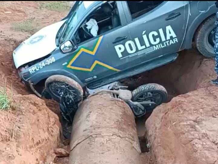 Acidente durante Perseguição Policial em Ariquemes: Viatura e Motocicleta Envolvidas em Queda