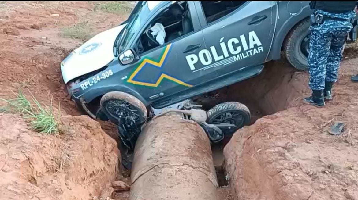 Acidente durante Perseguição Policial em Ariquemes: Viatura e Motocicleta Envolvidas em Queda