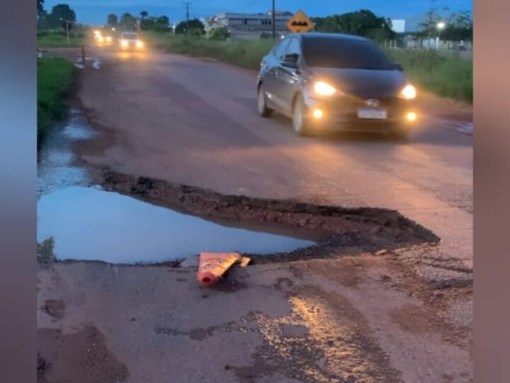 Jovem Realiza Protesto Criativo e Viraliza ao Tapar Buraco na BR-163 em Santarém