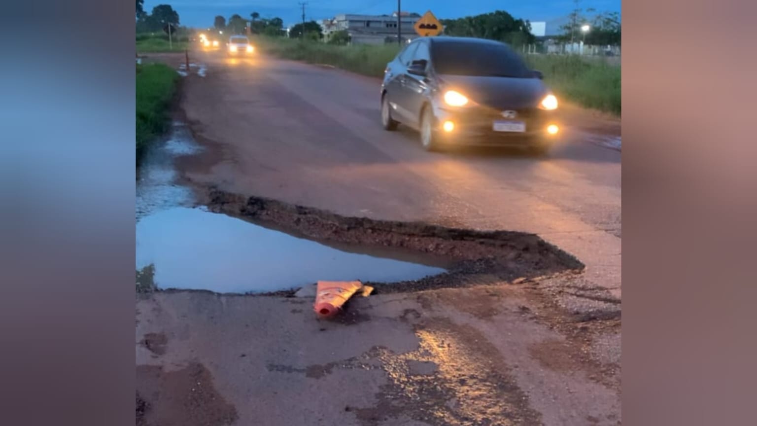 Jovem Realiza Protesto Criativo e Viraliza ao Tapar Buraco na BR-163 em Santarém