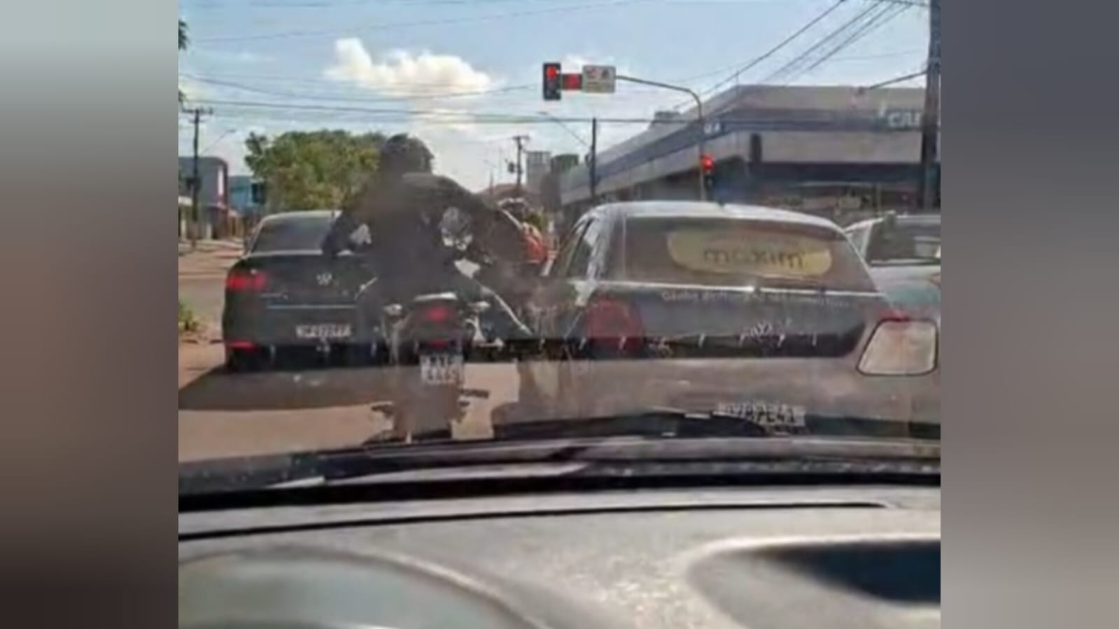 Motociclista Atinge Carro com Capacete em Avenidas de Santarém