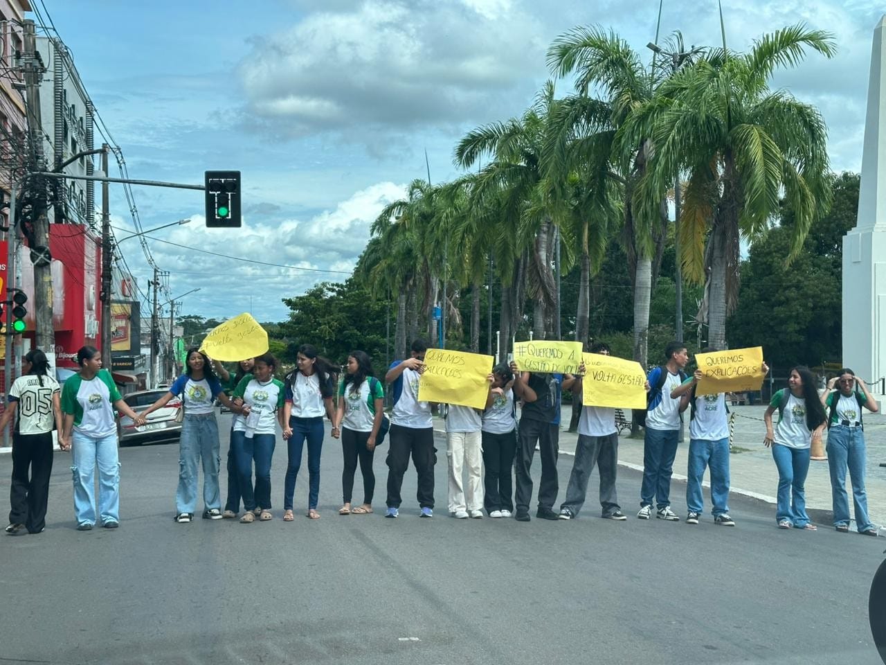 Estudantes Protestam em Rio Branco Contra Afastamento de Gestores Escolares